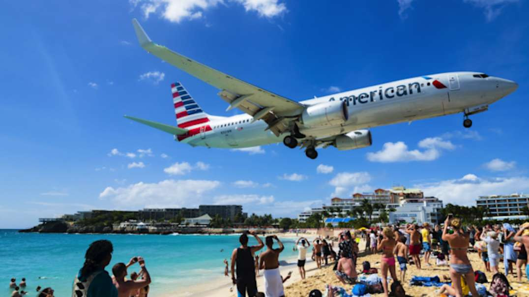 A PRAIA EM QUE AVIÕES PASSAM RASANTES NA AREIA EM ST. MARTIN