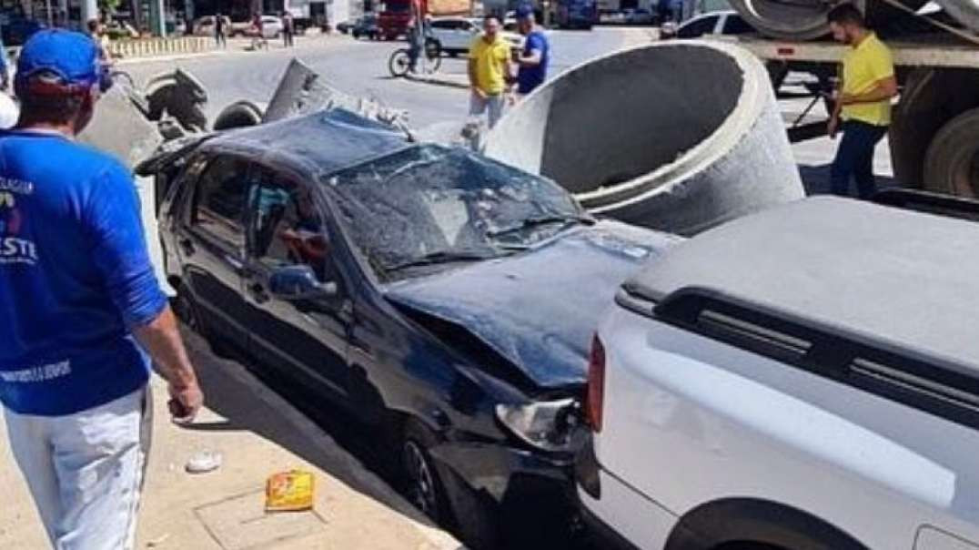 Momento em que a carga de manilhas despenca de carreta que trafegava no centro de Barreiras