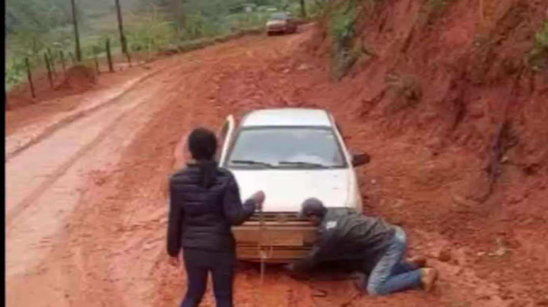 Veja Fraga Acidente Estrada No Barro