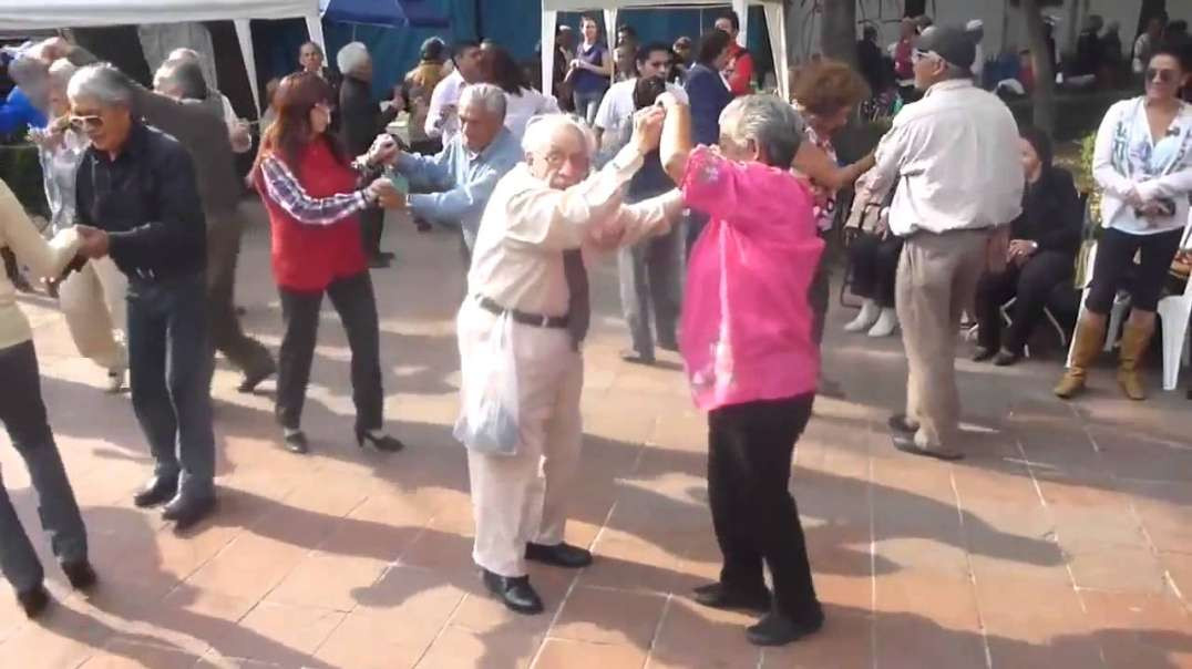 Vídeo  Idoso larga muletas e domina pista de dança