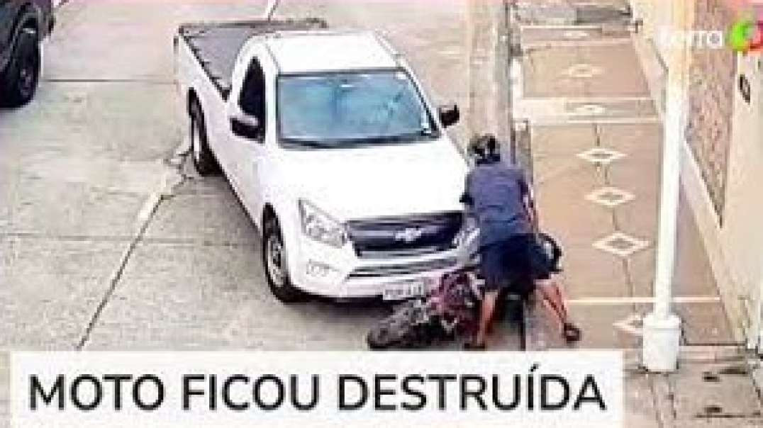 Homem tem moto destruída por motorista após ser flagrado roubando mulher