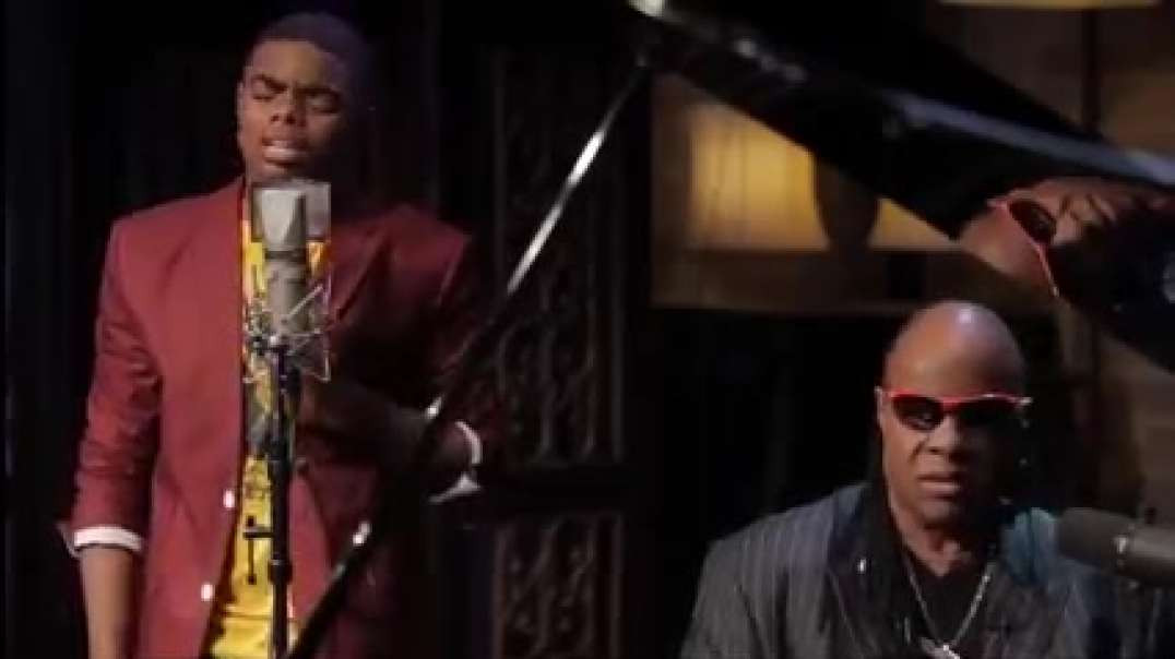 Garoto canta música de Stevie Wonder. Derrepente, Stevie chega e ambos cantam juntos