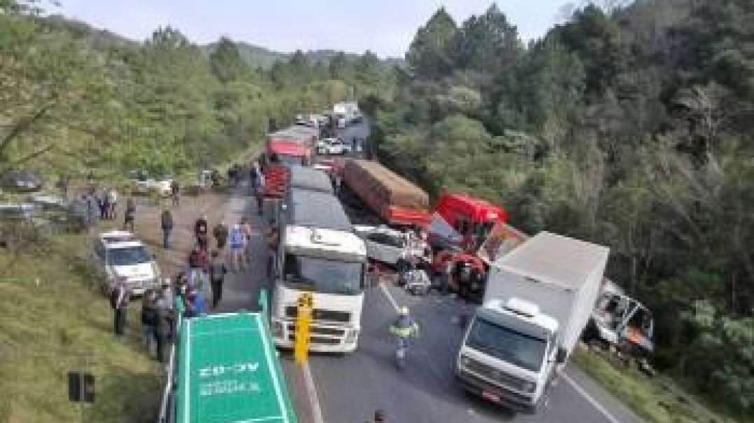 Carreta desgovernada atinge 14 carros no Paraná