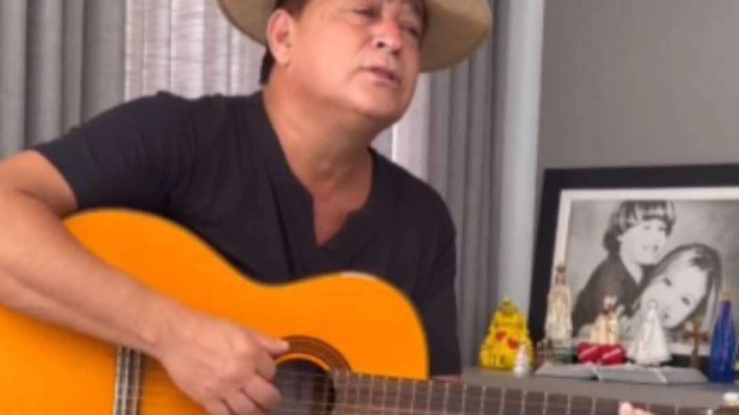 Leonardo cantando em casa