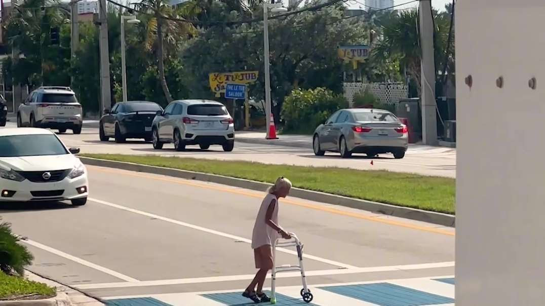 Homens altruístas saem do carro para ajudar uma mulher idosa