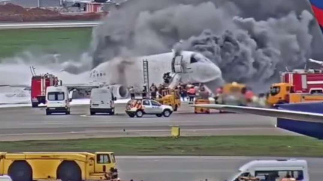 Avião  já  dece pegando fogo  no aeroporto