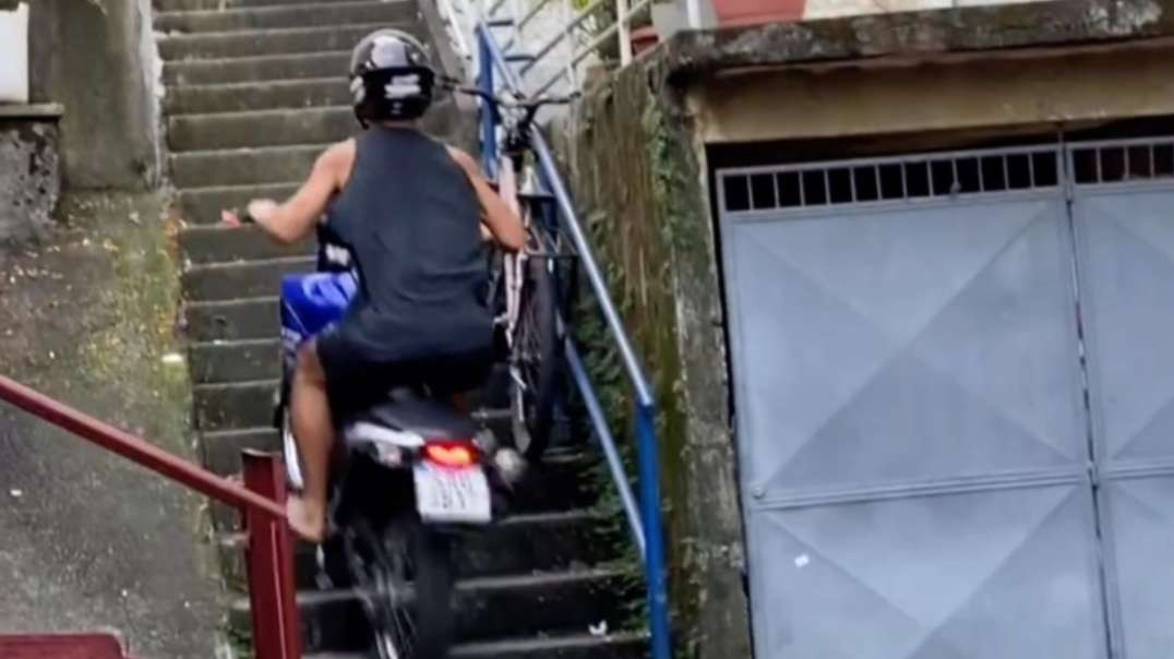 Moto na Favela RJ ! Moleque Nervoso na escadaria muito Louco